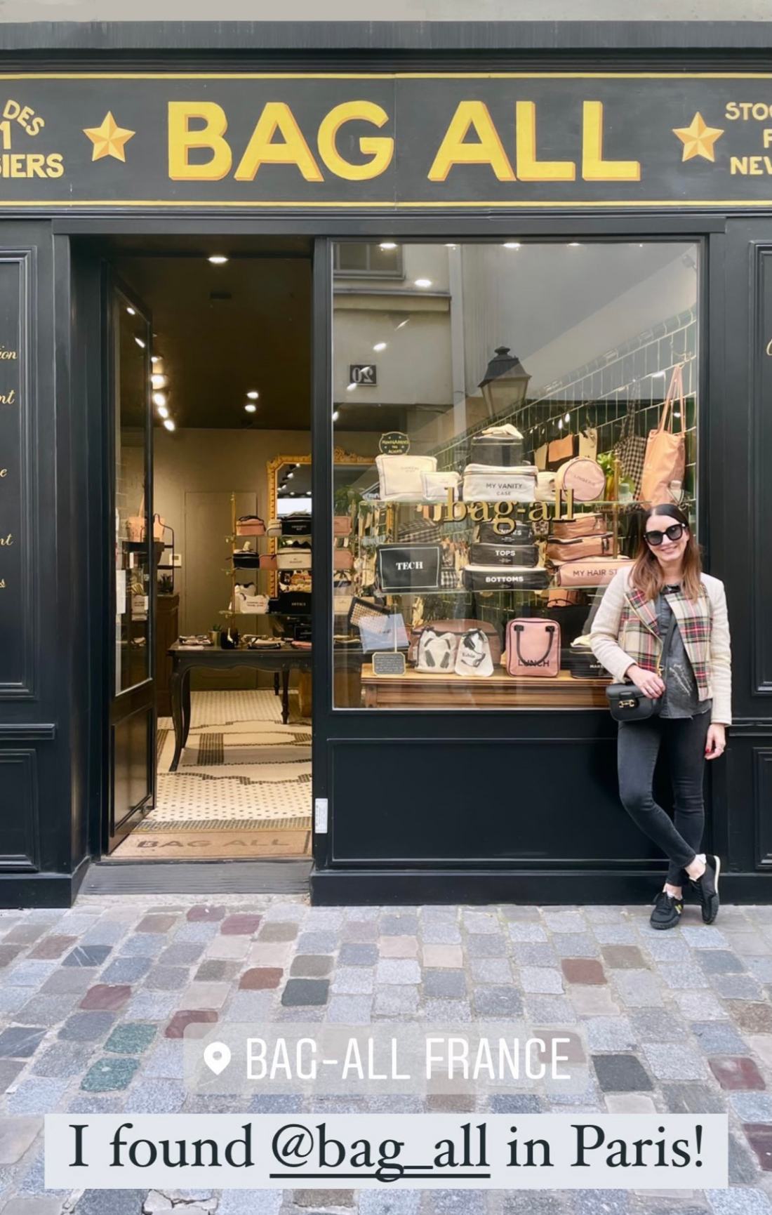 Clea in front of the bag-all store paris