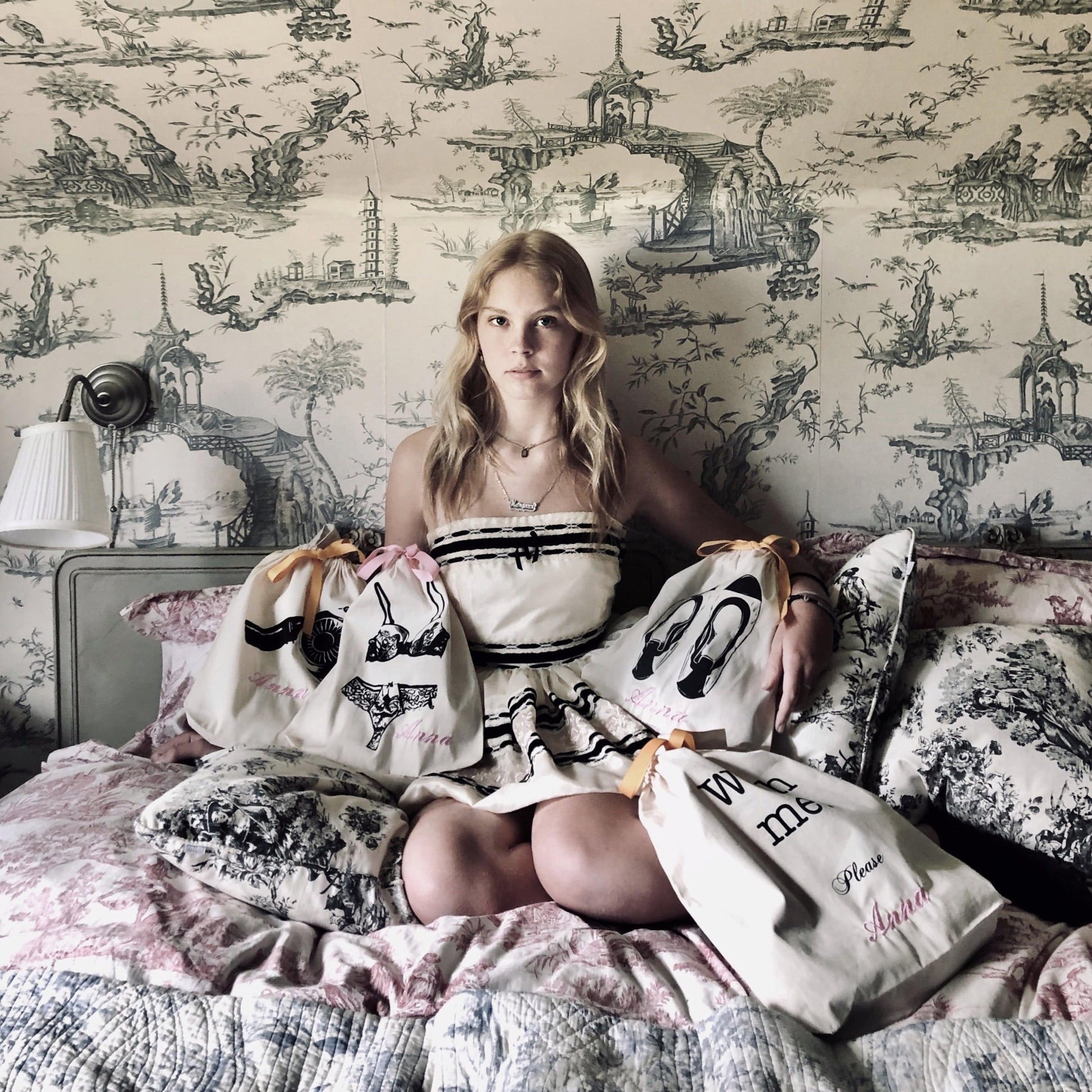 A girl with organizing bags from bag-all. 